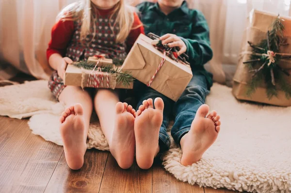 Enfants avec cadeaux de Noël — Photo