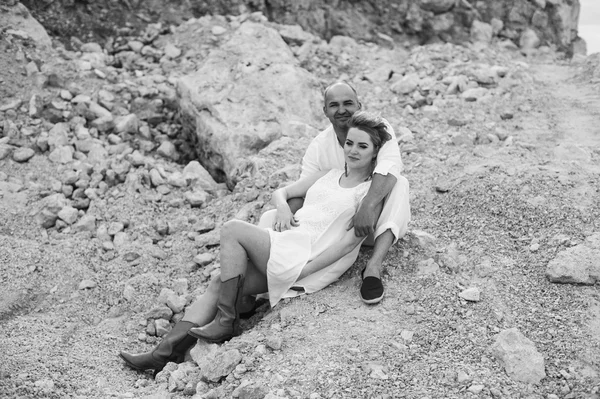 Donna e uomo in cava di pietra — Foto Stock