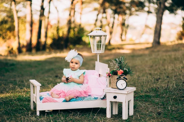 Bebê menina no parque — Fotografia de Stock