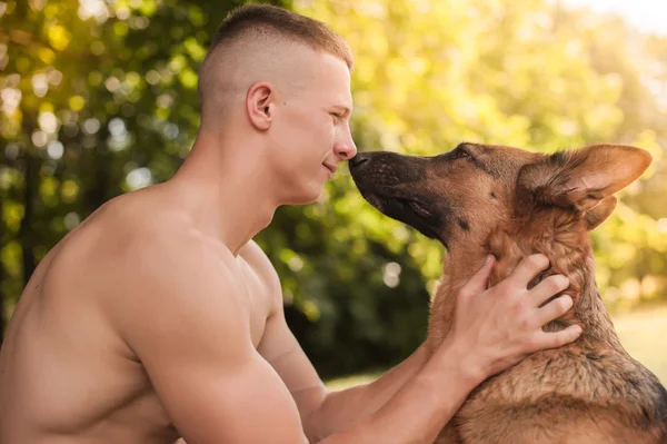 Uomo atletico e cane — Foto Stock