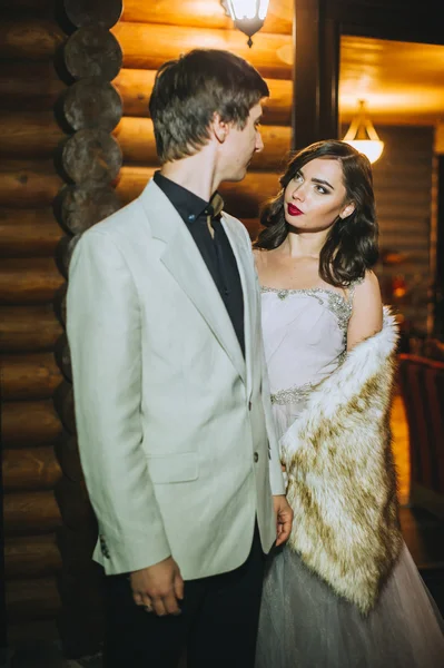 Pareja de boda por la noche — Foto de Stock