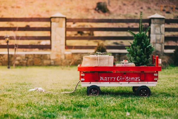 Chariot avec arbre de Noël — Photo