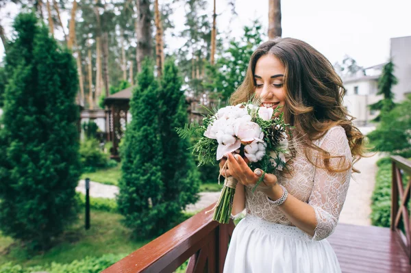 Krásný usměvavý nevěsta — Stock fotografie