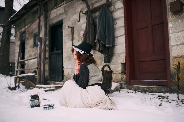 Женщина в зимний день — стоковое фото