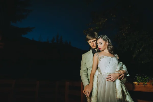 Casamento casal à noite — Fotografia de Stock