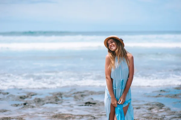 Jeune femme sur la plage — Photo