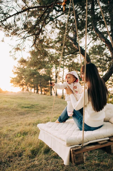 Mamma och dotter på swing — Stockfoto