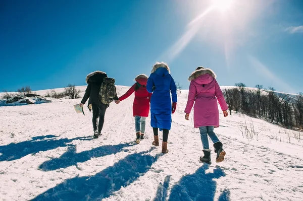 Giovani nella giornata invernale — Foto Stock