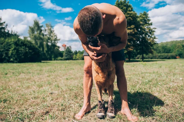 Hombre y perro atléticos — Foto de Stock