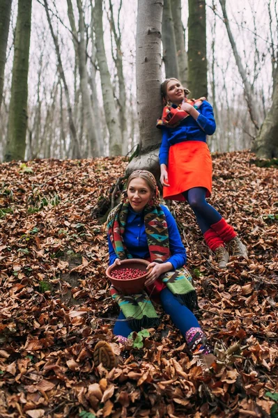 Irmãs na floresta de outono — Fotografia de Stock