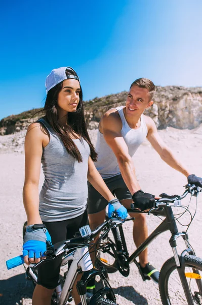 Bisiklet ile genç bir çift