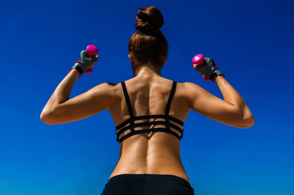 Vrouw die betrokken zijn bij de fitness — Stockfoto