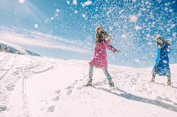 Mujeres jóvenes en las montañas nevadas — Foto de Stock