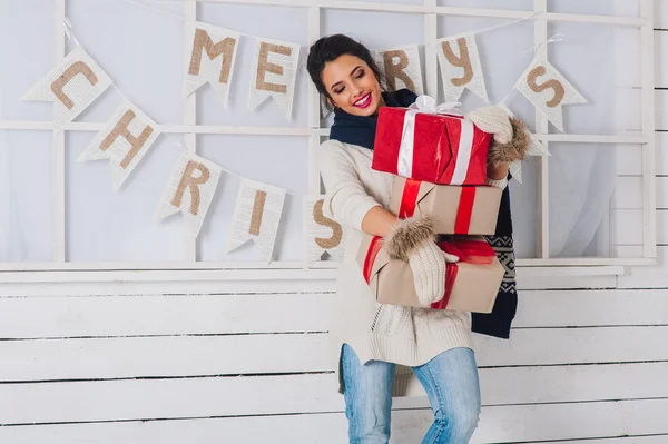 Mujer con regalos de Navidad — Foto de Stock