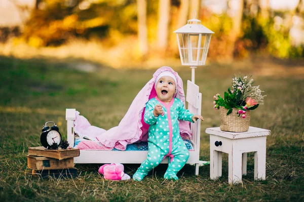 Meisje van de baby in park — Stockfoto