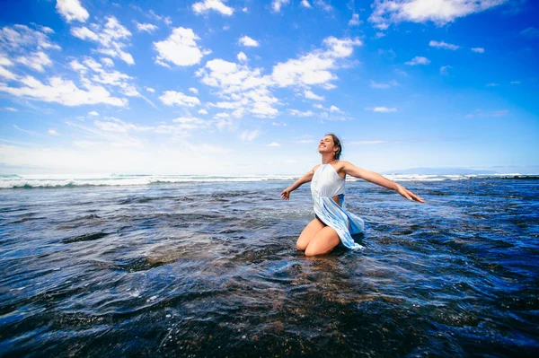 Jeune femme sur la plage — Photo