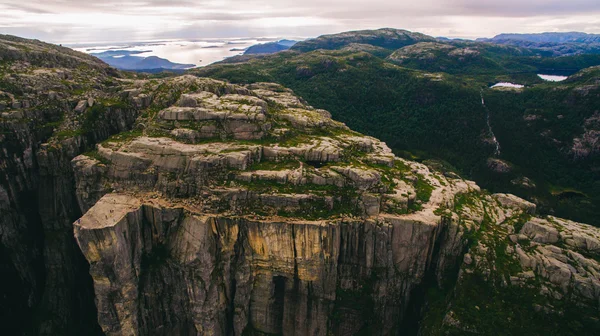 Cliff Preikestolen na Noruega — Fotografia de Stock