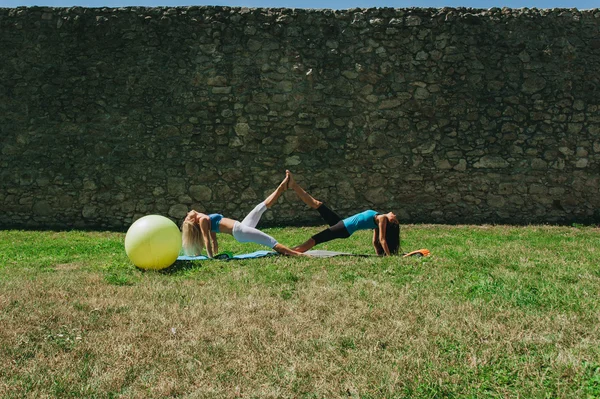 Young women doing yoga — Stock Photo, Image