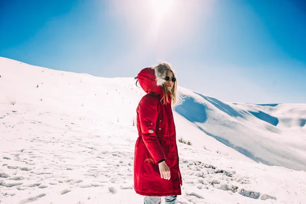 Mujer en montañas nevadas — Foto de Stock