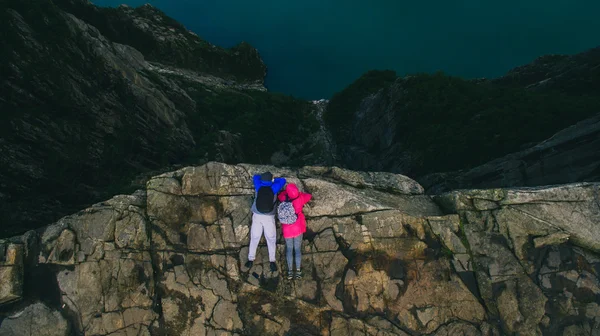 Casal apaixonado no penhasco na Noruega Fotos De Bancos De Imagens Sem Royalties