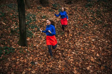 İkizler sonbahar ormandaki