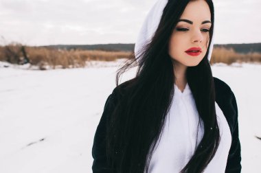 panda elbiseli kadın