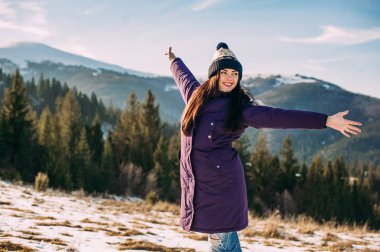 kadın yürüyüş dağlarda
