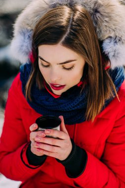 Kış ormanındaki kadın