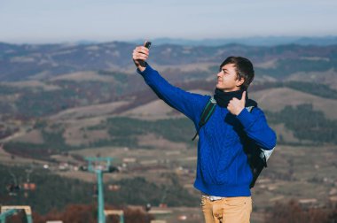 adam sonbahar dağlarda