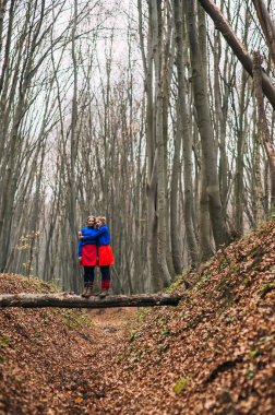 İkizler sonbahar ormandaki
