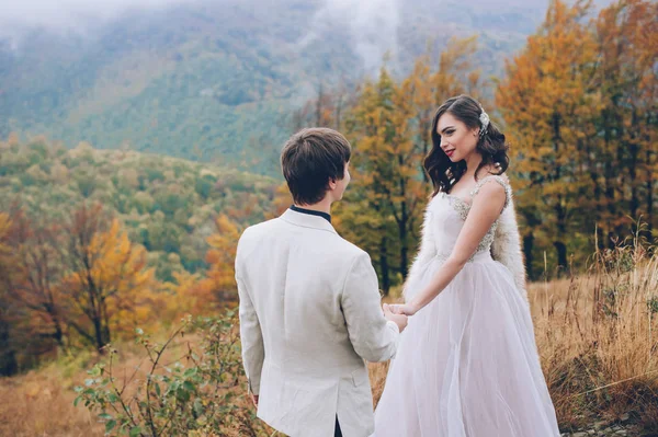 Feliz pareja en las montañas —  Fotos de Stock