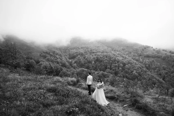 Glückliches Paar in den Bergen — Stockfoto