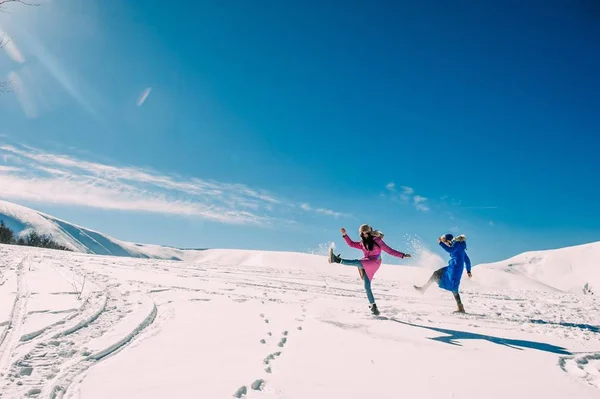 Mujeres jóvenes en las montañas nevadas — Foto de Stock