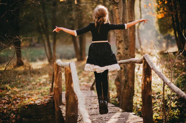 Jonge vrouw in bos — Stockfoto