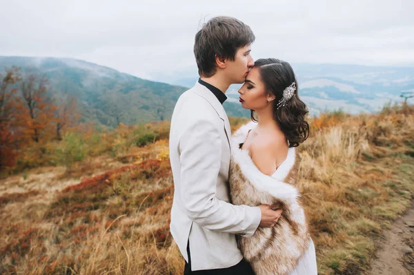 Feliz pareja en las montañas —  Fotos de Stock