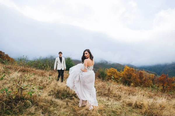 Feliz pareja en las montañas — Foto de Stock