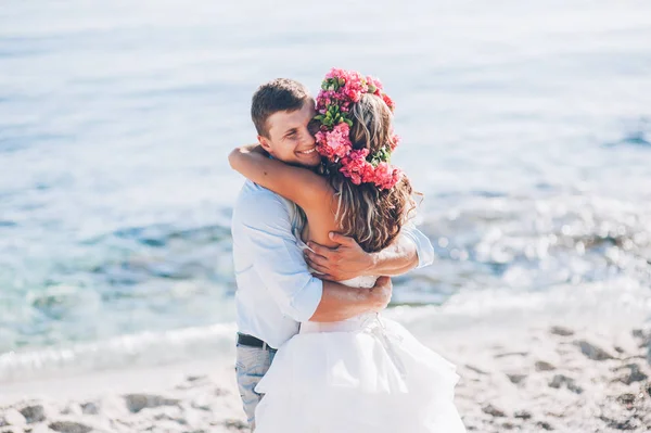 Beautiful couple on wedding day — Stock Photo, Image