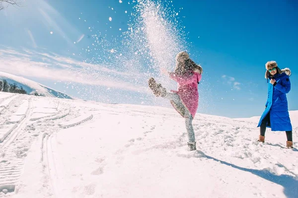 Jonge vrouwen in de besneeuwde bergen — Stockfoto