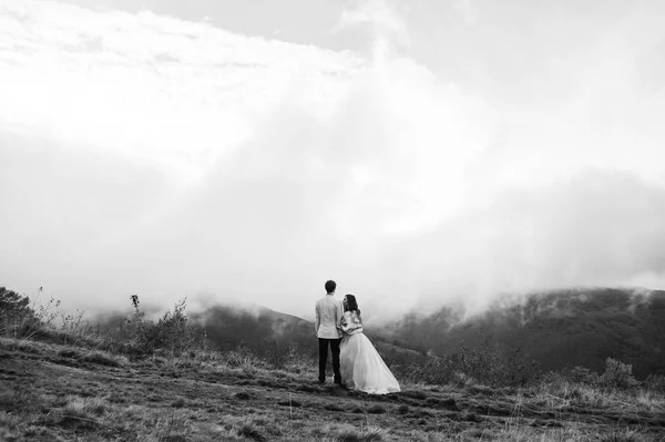 Casal feliz nas montanhas — Fotografia de Stock