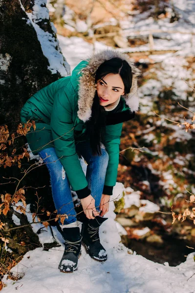 Femme dans la forêt d'hiver — Photo