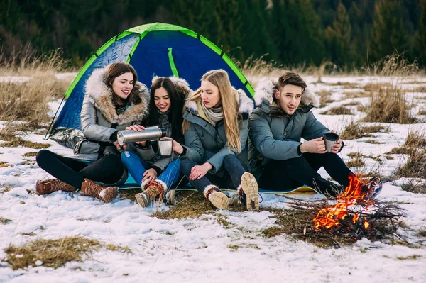 Young people in mountains — Stock Photo, Image