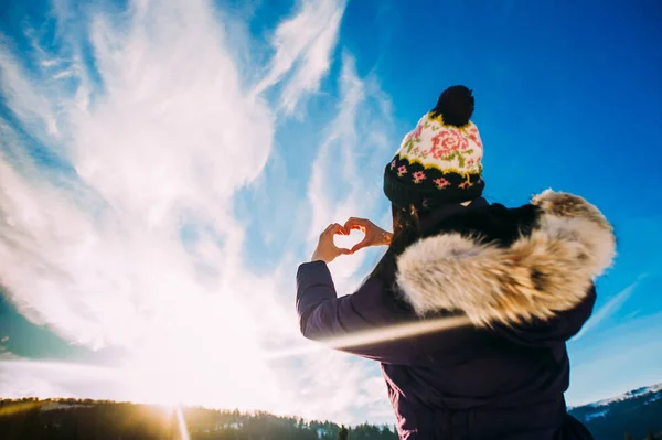 Mujer en montañas nevadas —  Fotos de Stock