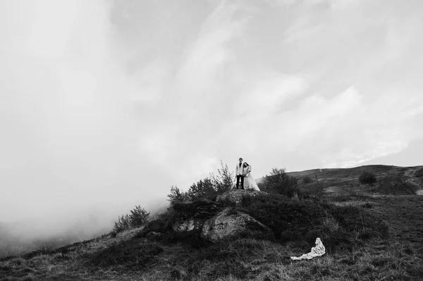 Couple heureux dans les montagnes — Photo