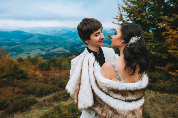 Feliz pareja en las montañas —  Fotos de Stock