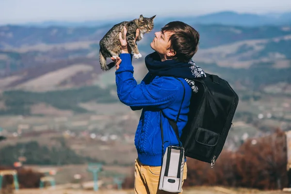 Turista e gatto in montagna — Foto Stock