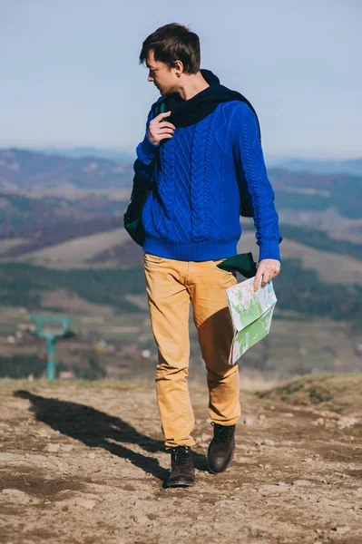 Toerist in bergen met kaart — Stockfoto