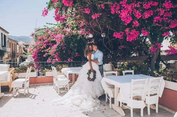 Hermosa pareja en el día de la boda — Foto de Stock