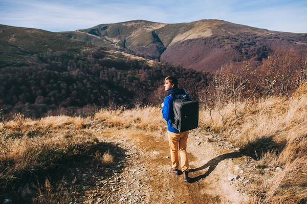 Uomo in montagna d'autunno — Foto Stock