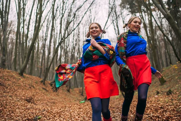 Gêmeos na floresta de outono — Fotografia de Stock