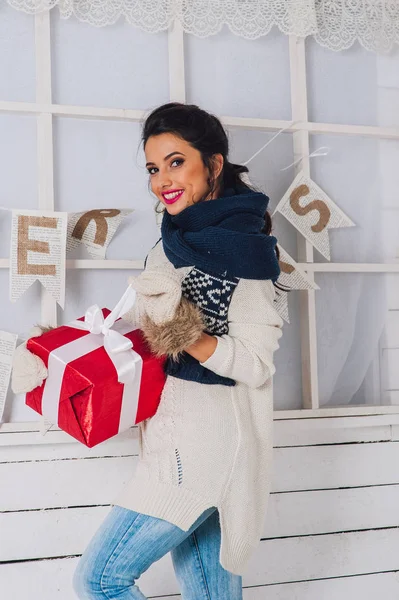 Donna con regalo di Natale — Foto Stock